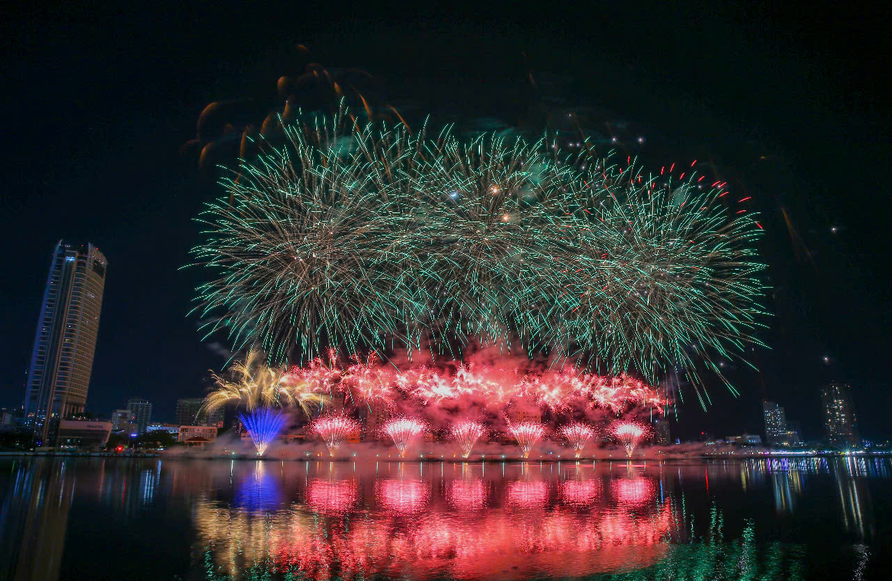 Từ những hiệu ứng pháo mưa rơi lấp lánh, pháo chuyển sắc mềm mại đến những đợt pháo thác đổ, pháo nổ đồng loạt như sóng trào cuốn khắp không gian, mang lại cho khán giả cảm xúc dâng trào