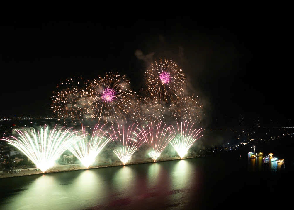 Đội Z121 Vina Pyrotech (Việt Nam) đã cống hiến một màn trình diễn pháo hoa đỉnh cao mang tên “Khát vọng vươn mình”