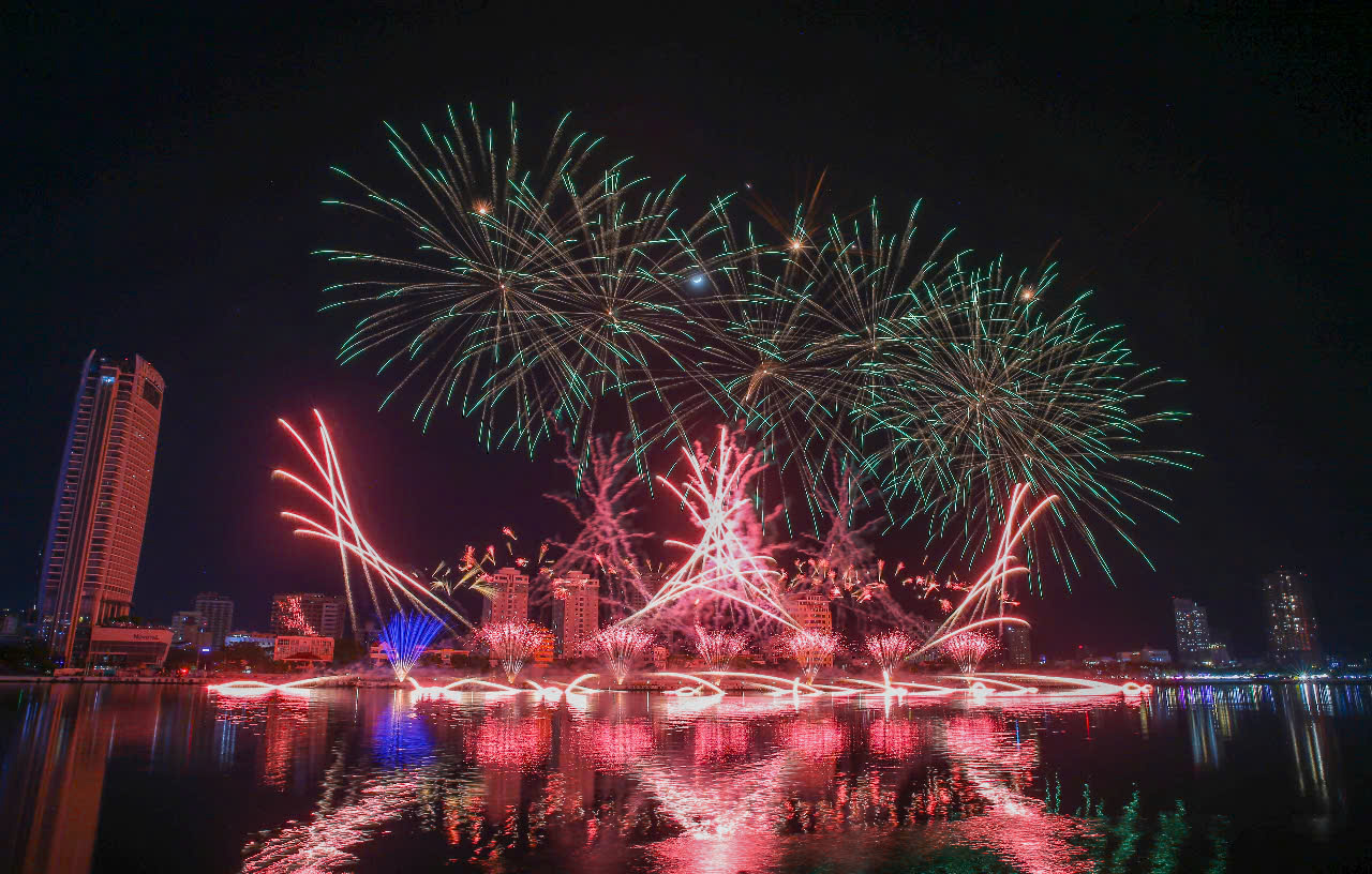 Hiệu ứng pháo hoa của đội Đà Nẵng vẽ nên ra một thành phố sôi động, hội nhập và phát triển không ngừng