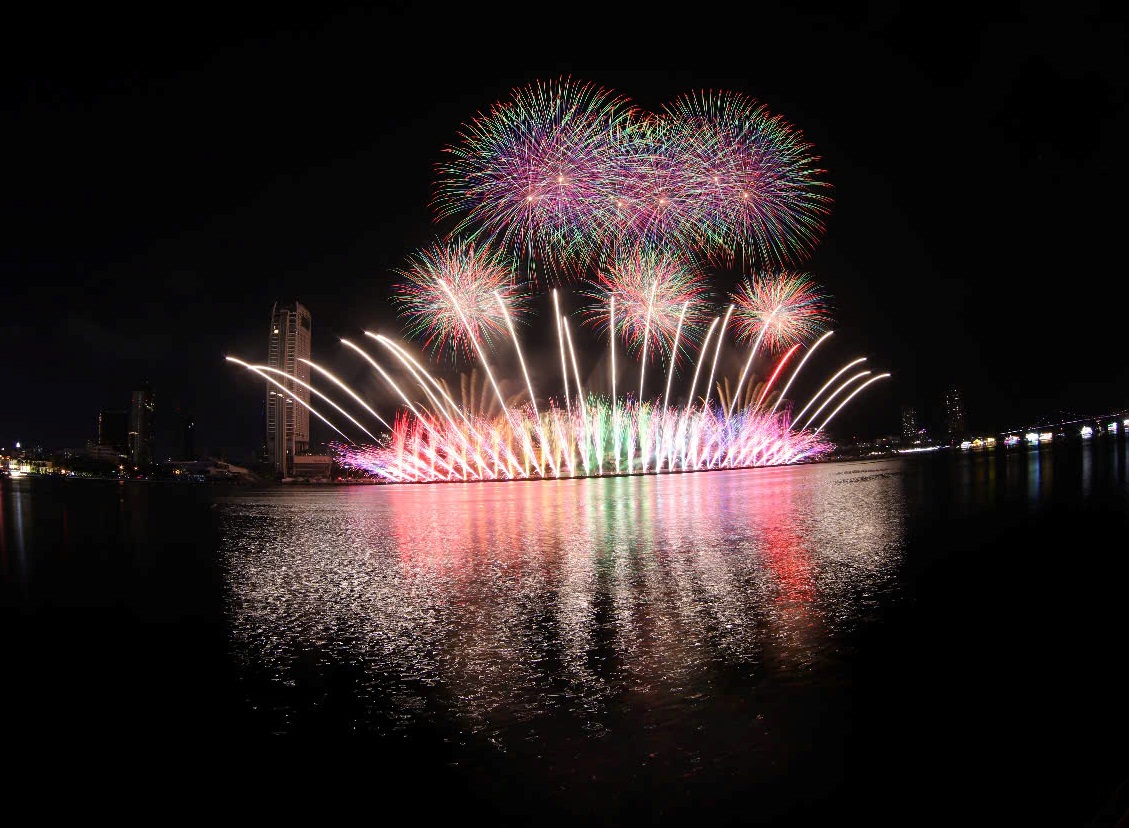 Những chùm pháo đa sắc bùng nổ theo nhịp nhạc sôi động, vẽ lên bầu trời những gam màu sống động và hiện đại, khắc họa một Đà Nẵng trẻ trung, bứt phá không ngừng