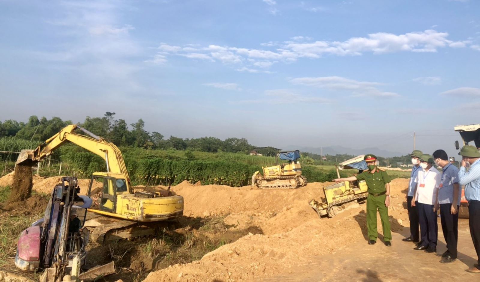 Lực lượng chức năng kiểm tra chấp hành quy định pháp luật đất đai