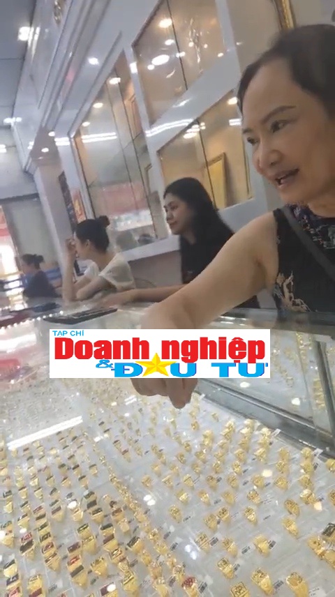 nhân viên tại quầy tư vấn bán cho khách hàng về vàng miếng SIC