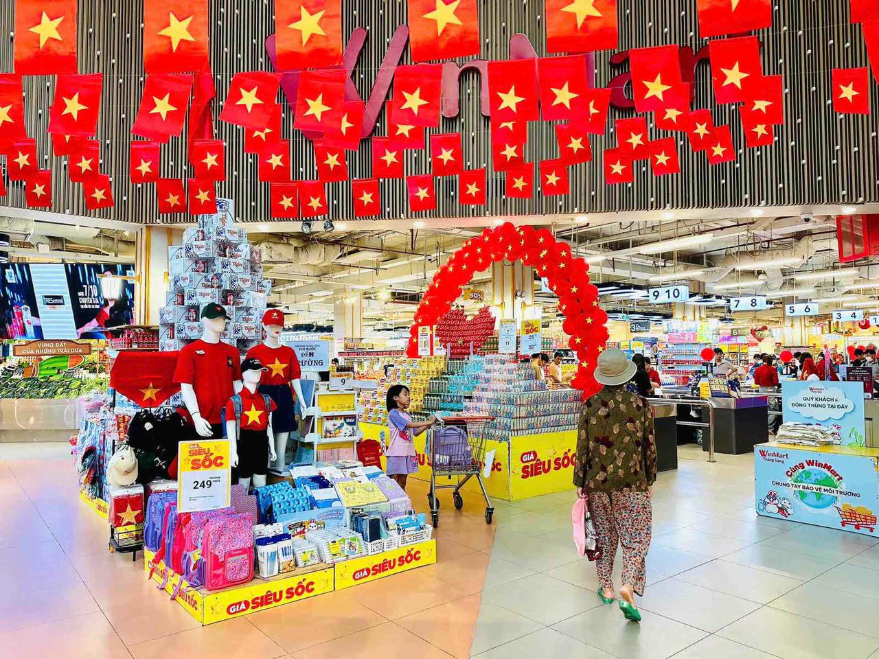 gần 4.200 siêu thị và cửa hàng WinMart/WinMart+ tại 34 tỉnh thành đã khoác lên mình “áo mới” với không gian trang trí theo chủ đề Quốc khánh 2/9.