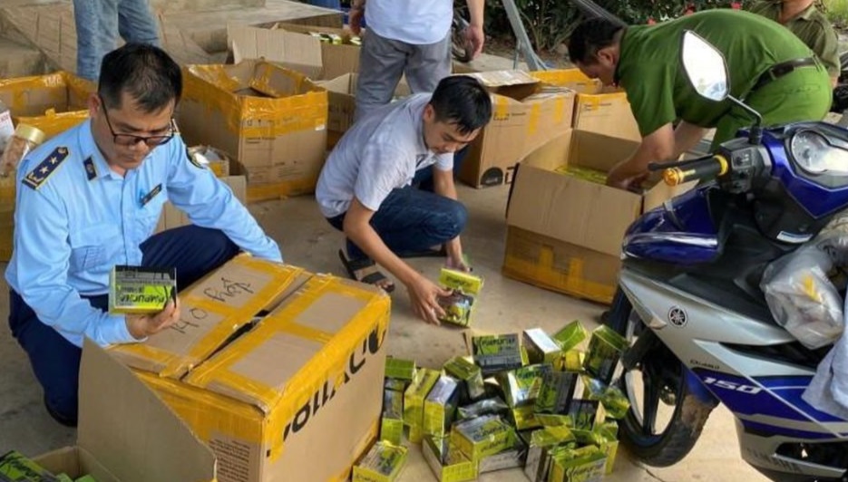 Lực lượng Quản lý thị trường tỉnh Tây Ninh kiểm tra hàng hóa một hộ kinh doanh trên nền tảng thương mại điện tử có dấu hiệu vi phạm.