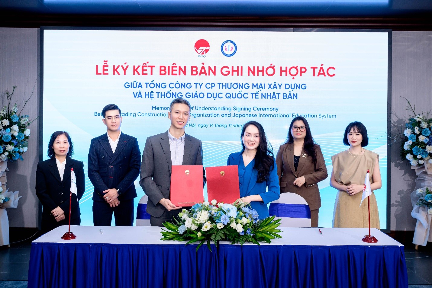 Đại diện hai bên trao biên bản ghi nhớ, đánh dấu bước tiến hợp tác chiến lược trong lĩnh vực giáo dục