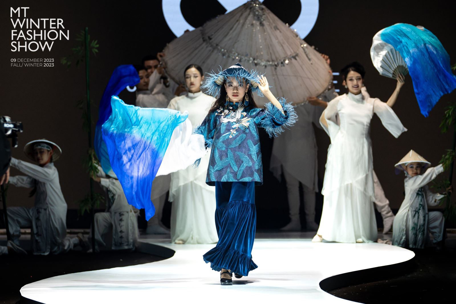 Bất kỳ trang phục nào Hải Băng luôn biết cách biến hình linh hoạt