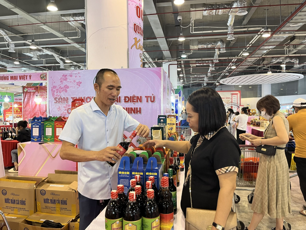 Khách hàng mua sắm tại Hội chợ OCOP Quảng Ninh - Xuân 2024 (nguồn ảnh: Báo Quảng Ninh).