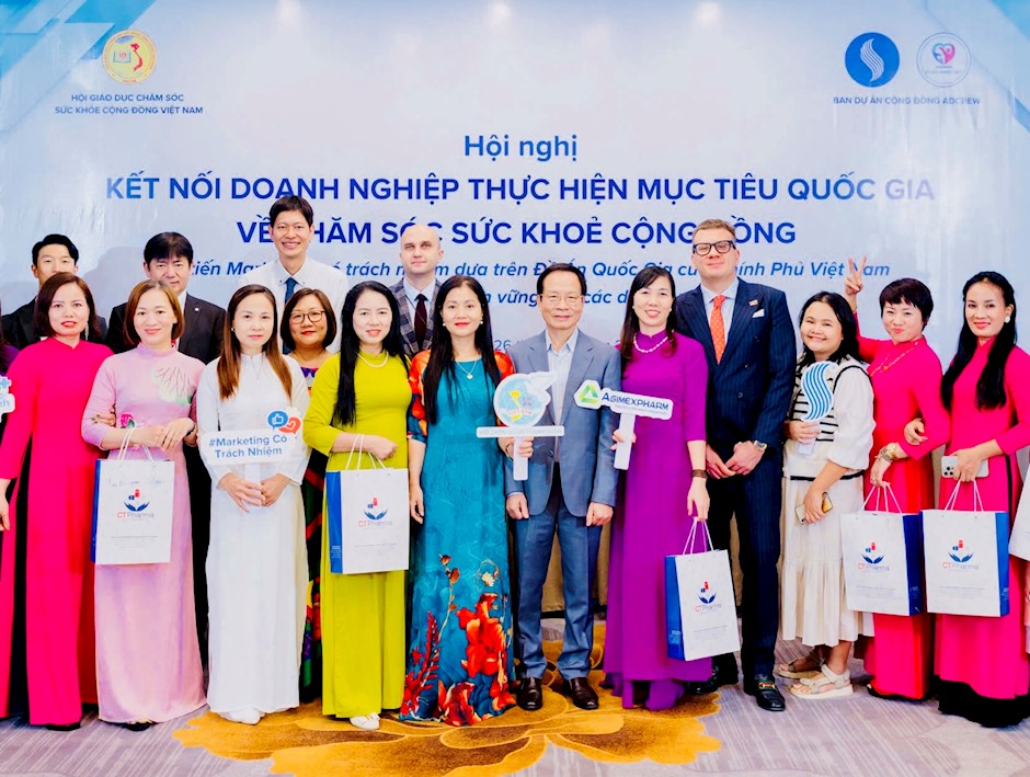 Các đại biểu chụp ảnh lưu niệm tại hội nghị “Kết nối doanh nghiệp thực hiện chiến lược quốc gia về sức khỏe cộng đồng”