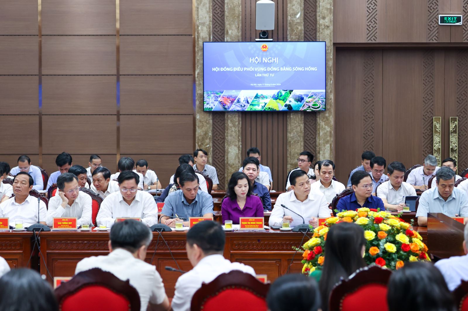 Các đại biểu thảo luận về các nhiệm vụ ưu tiên triển khai thực hiện quy hoạch, đánh giá khó khăn, thách thức, vướng mắc để xác định phương hướng, giải pháp khắc phục, triển khai hiệu quả Quy hoạch vùng - Ảnh: VGP/Nhật Bắc