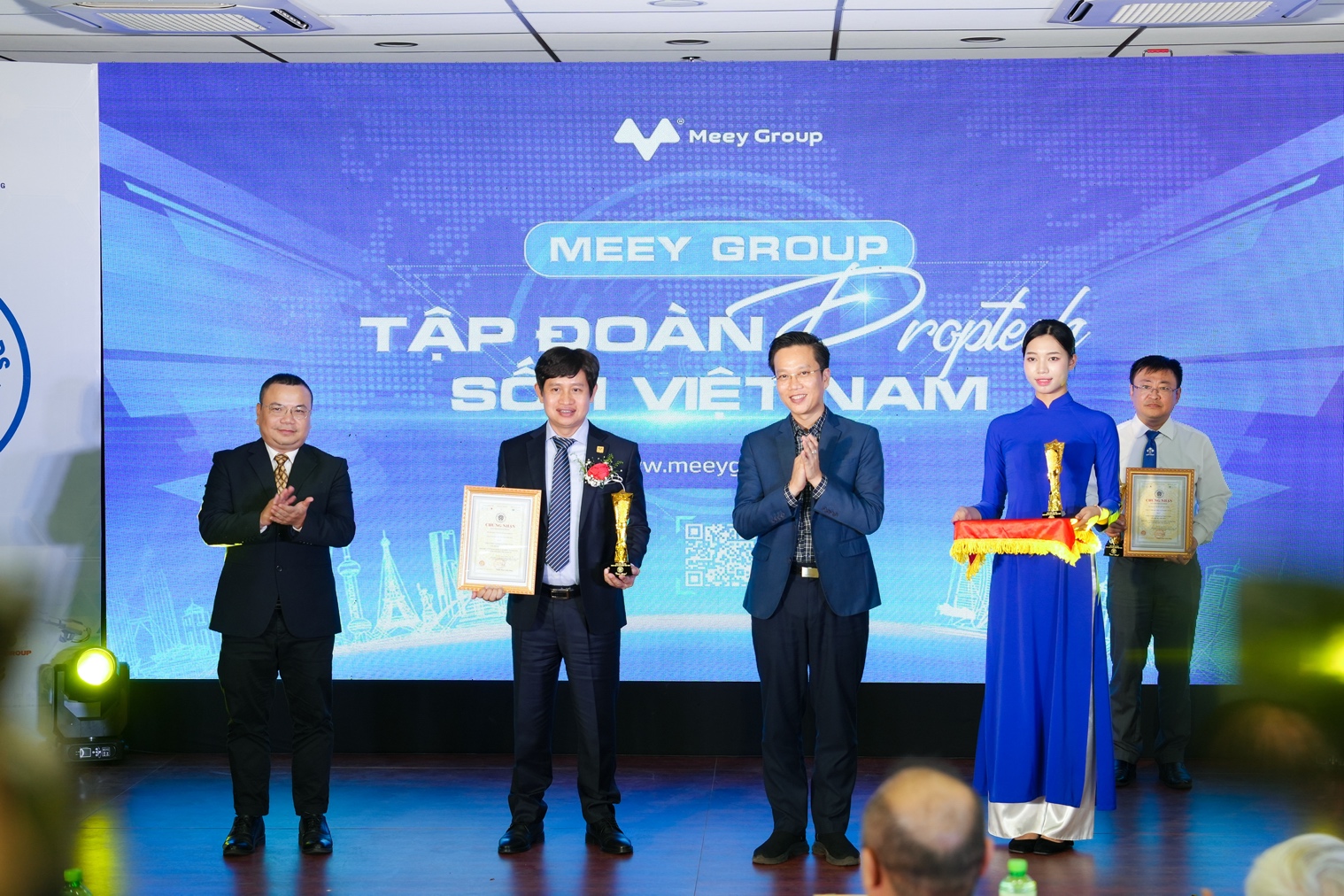 Ông Hoàng Mai Chung - Chủ tịch HĐQT Meey Group nhận giải thưởng tại Top Công nghiệp 4.0 Việt Nam.