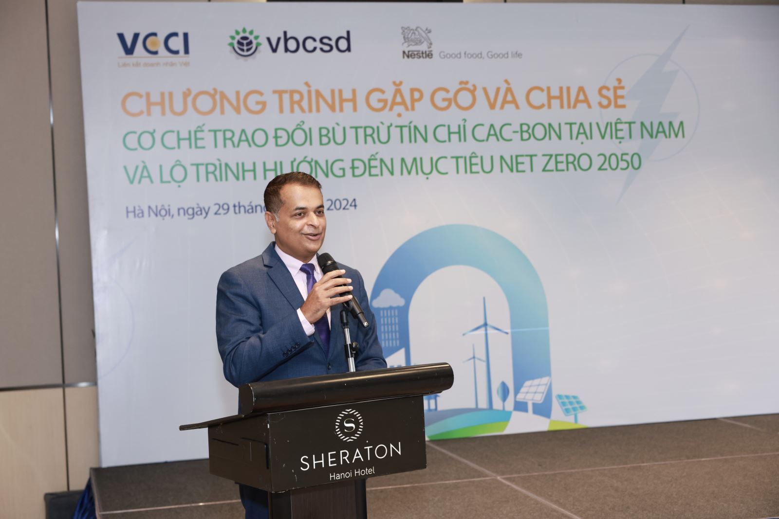 Ông Binu Jacob, Đồng Chủ tịch VBCSD, Tổng Giám đốc Nestlé Việt Nam chia sẻ tại buổi trao đổi