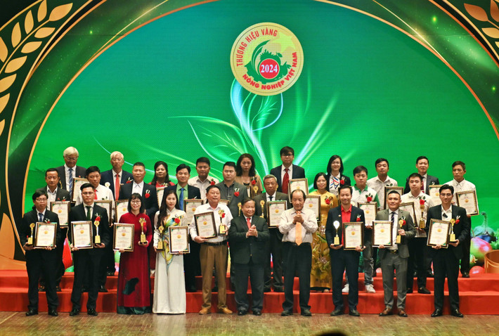 Phó Chủ tịch Trung ương Hội Nông dân Việt Nam Đinh Khắc Đính và Tổng hội Nông nghiệp và Phát triển nông thôn Việt Nam Hồ Xuân Hùng trao Chứng nhận Thương hiệu Vàng nông nghiệp Việt Nam và kỷ niệm chương cho các thương hiệu, sản phẩm được vinh danh