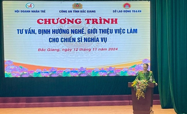 Đồng chí Đại tá Nguyễn Hữu Bình - Phó Giám đốc Công an tỉnh phát biểu