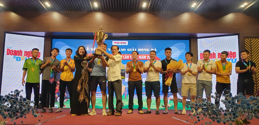  Đội bóng  PV Bank Hà Tĩnh lên ngôi vô địch của giải bóng đá Doanh nghiệp và Đầu Tư lần thứ 2.