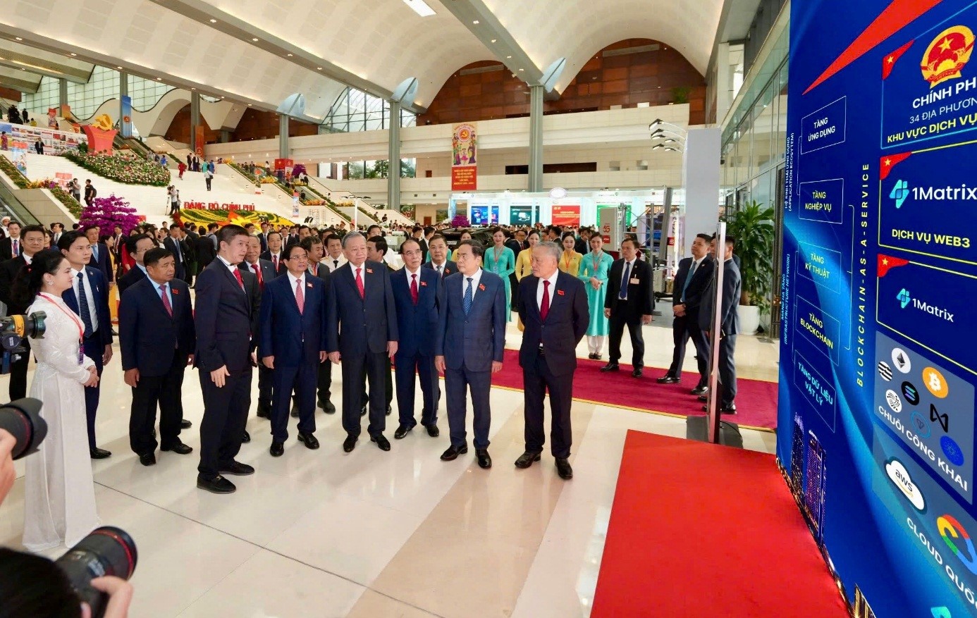  A1  Tổng Bí thư Tô Lâm cùng lãnh đạo Đảng, Nhà nước thăm khu vực trưng bày và nghe ông Phan Đức Trung chia sẻ về Mạng Dịch vụ Đa chuỗi Blockchain Việt Nam (VBSN)