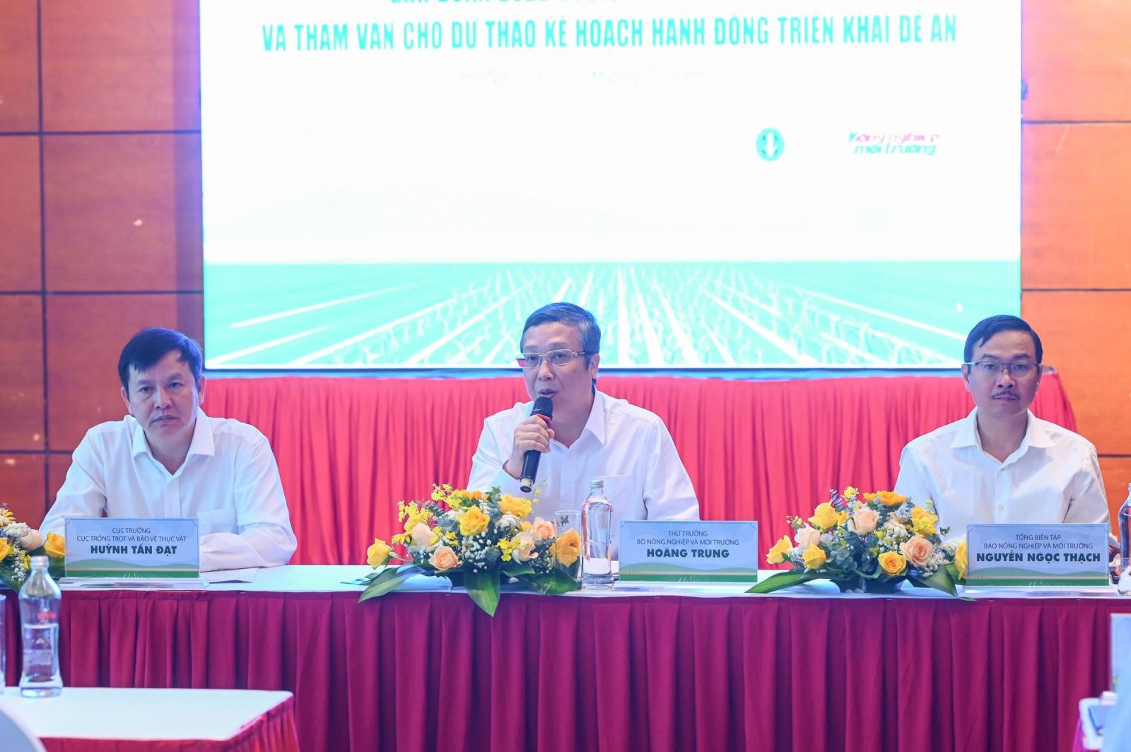 Thứ trưởng Bộ Nông nghiệp và Môi trường Hoàng Trung cùng ông Huỳnh Tấn Đạt (Cục trưởng Cục Trồng trọt và Bảo vệ thực vật), ông Nguyễn Ngọc Thạch (Tổng Biên tập Báo Nông nghiệp và Môi trường) tại buổi công bố Đề án
