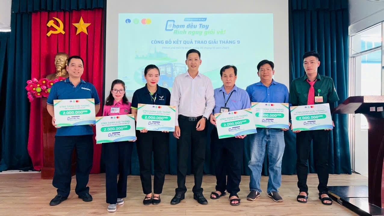 Đại diện đội ngũ vận hành đạt giải vinh dự nhận giải tháng cuối