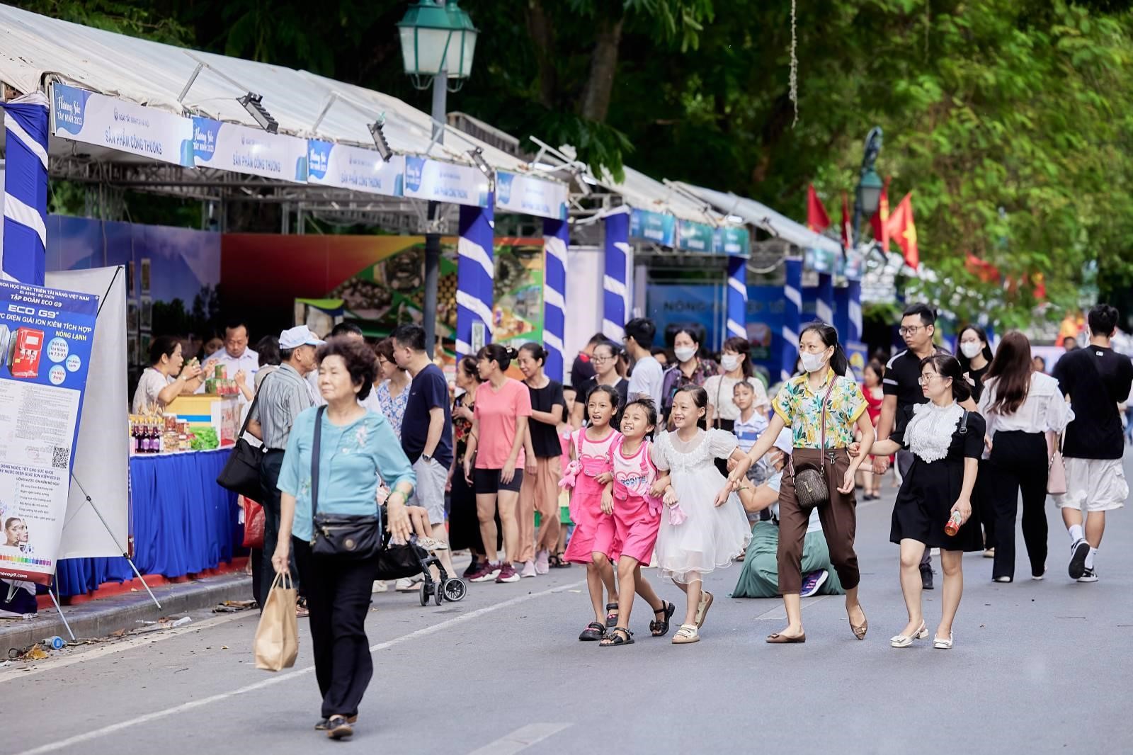 Ngày Tây Ninh tại Hà Nội thu hút người dân thủ đô và du khách tại phố đi bộ Hồ Gươm.