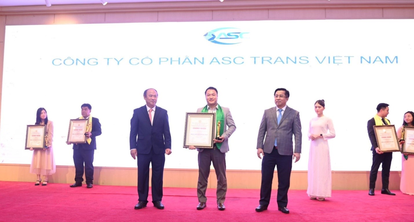  Ông Nguyễn Mạnh Cường – Phó Chủ tịch HĐQT Công ty Cổ phần ASC TRANS nhận giải thưởng Top 20 Thương hiệu, sản phẩm, dịch vụ uy tín Việt Nam – ASEAN 2022