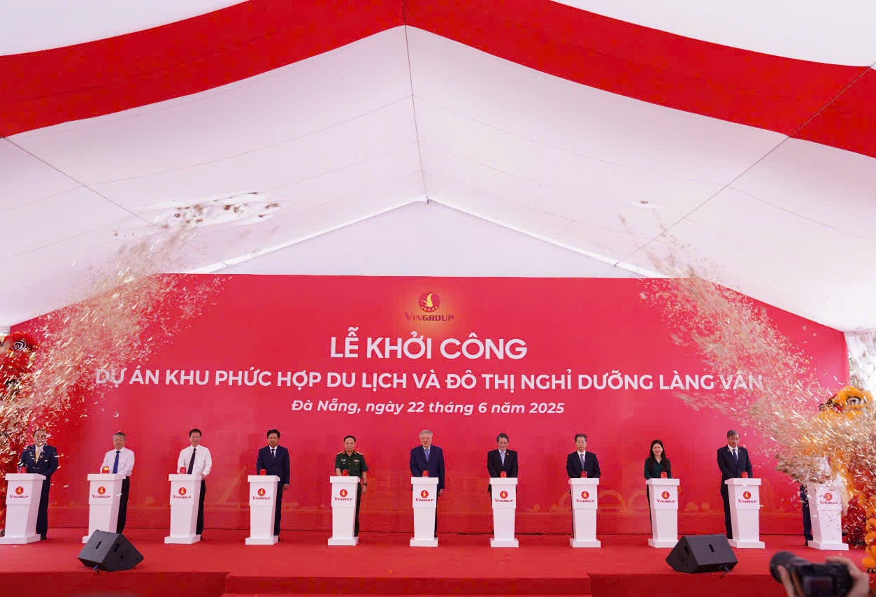 Phó Thủ tướng Thường trực Chính phủ Nguyễn Hòa Bình và Phó Chủ tịch Quốc hội Nguyễn Đức Hải cùng các đại biểu tiến hành nghi thức bấm nút khởi công Dự án Khu phức hợp du lịch và Đô thị nghỉ dưỡng Làng Vân