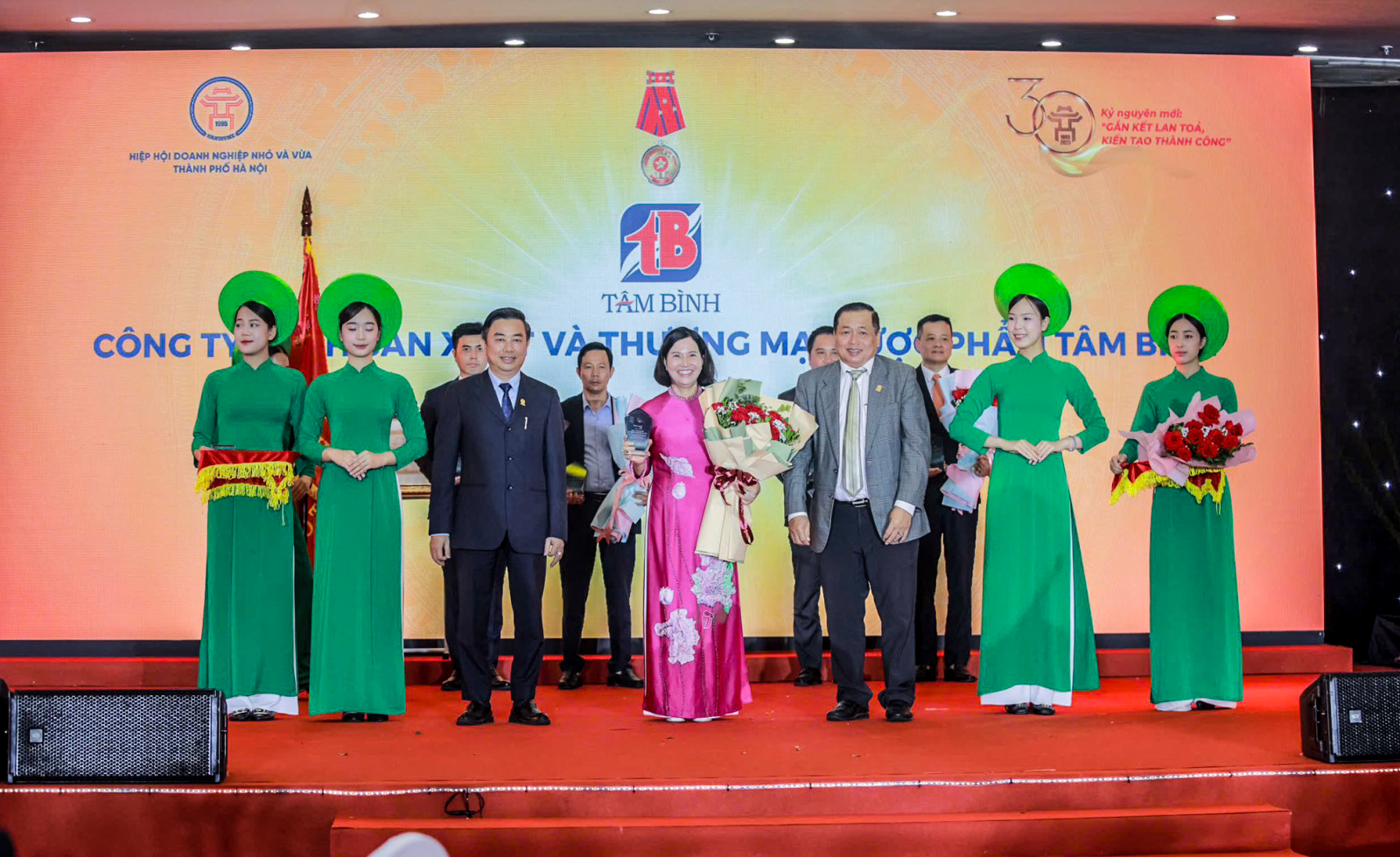 Dược sĩ Lê Thị Bình - Tổng Giám đốc Dược phẩm Tâm Bình nhận giải thưởng Mạc Đĩnh Chi - Thương hiệu số 1