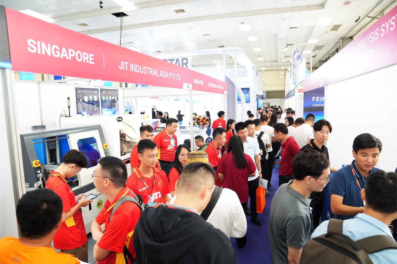 Triển lãm NEPCON Vietnam 2025 thu hút đông đảo khách tham quan trong và ngoài nước ngay từ ngày đầu mở cửa