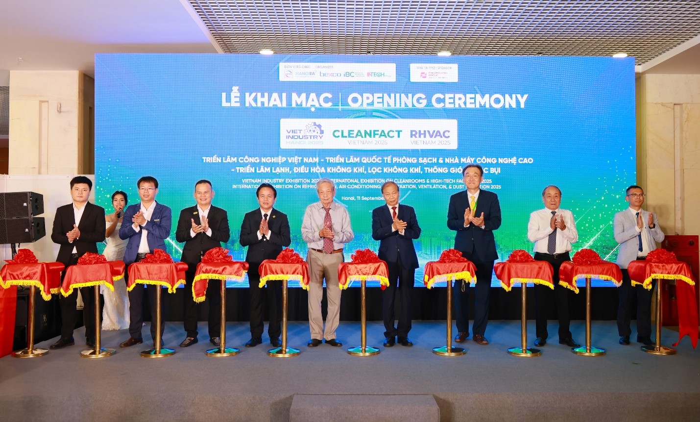 Các đại biểu cắt băng khai mạc Triển lãm quốc tế CLEANFACT & RHVAC VIETNAM 2025.