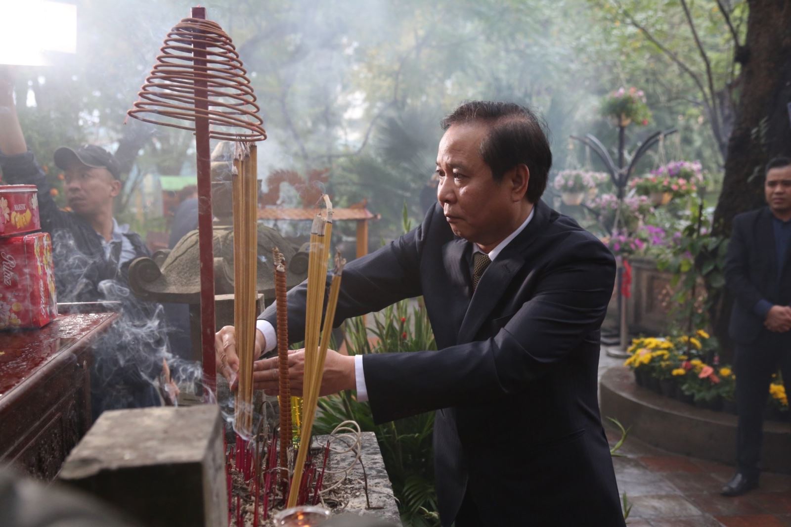  Lãnh đạo Quận ủy, UBND quận Ba Đình tiến hành lễ dâng hương