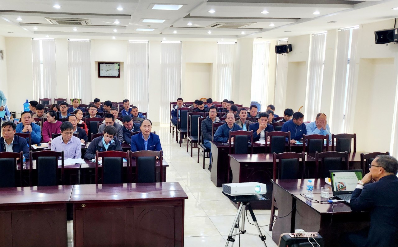 Ông Phạm Công Khải - Phó giám đốc công ty Bắc Hưng Hải ngồi hàng đầu vế bên trái.