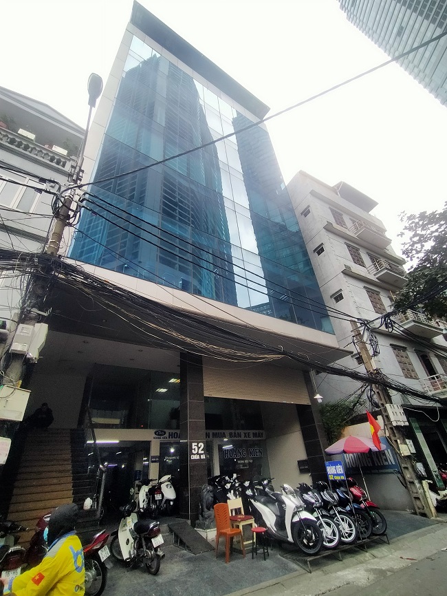 Tòa nhà Bách Anh, số 52 Chùa Hà, Quan Hoa; Các lỗi vi phạm: đưa công trình vào sử dụng, hoạt động khi chưa có giấy phép chứng nhận hoặc văn bản thẩm duyệt về PCCC; Đã có quyết định đình chỉ toàn bộ công trình theo Khoản 5 điều 38 với số tiền vi phạm hành chính là 90 triệu đồng vẫn đang hoạt động.