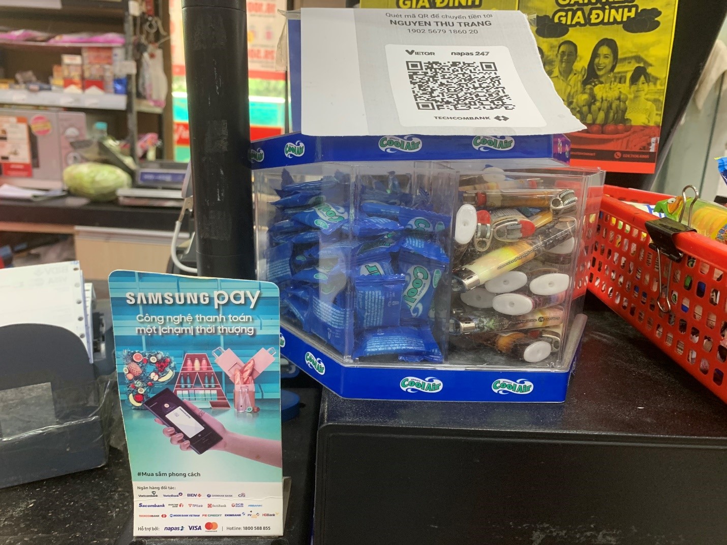 Hình thức thanh toán bằng mã QR và chuyển khoản đang phổ biến các cửa hàng bán lẻ trên địa bàn TP Hà Nội. Ảnh: Trần Hương