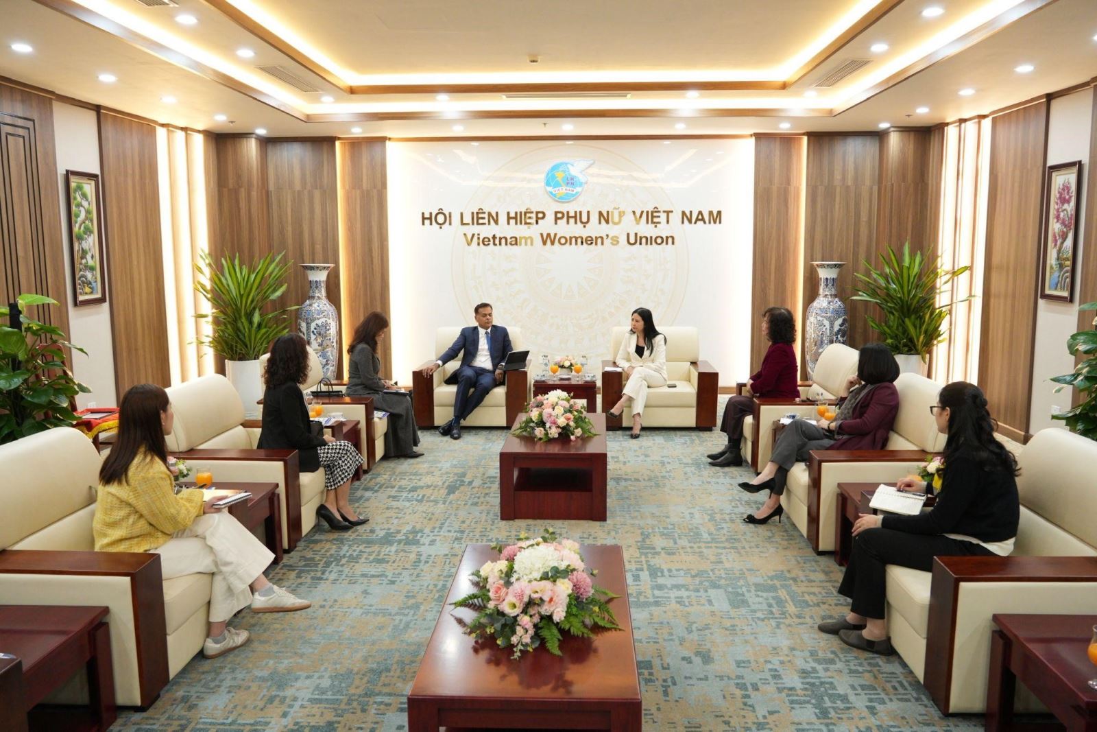 Bà Trần Lan Phương, Phó Chủ tịch Hội LHPN Việt Nam và ông Binu Jacob, Tổng Giám đốc Nestlé Việt Nam cùng cán bộ hai bên tại buổi làm việc