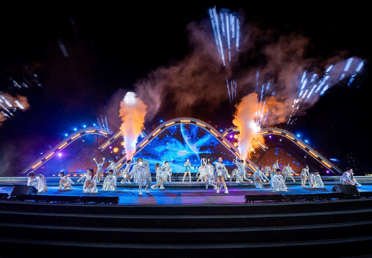 Không chỉ bùng nổ trên bầu trời, sân khấu bên bờ sông Hàn trong đêm thi cuối cùng của vòng loại DIFF 2025 cũng rực rỡ không kém với chương trình nghệ thuật dàn dựng công phu
