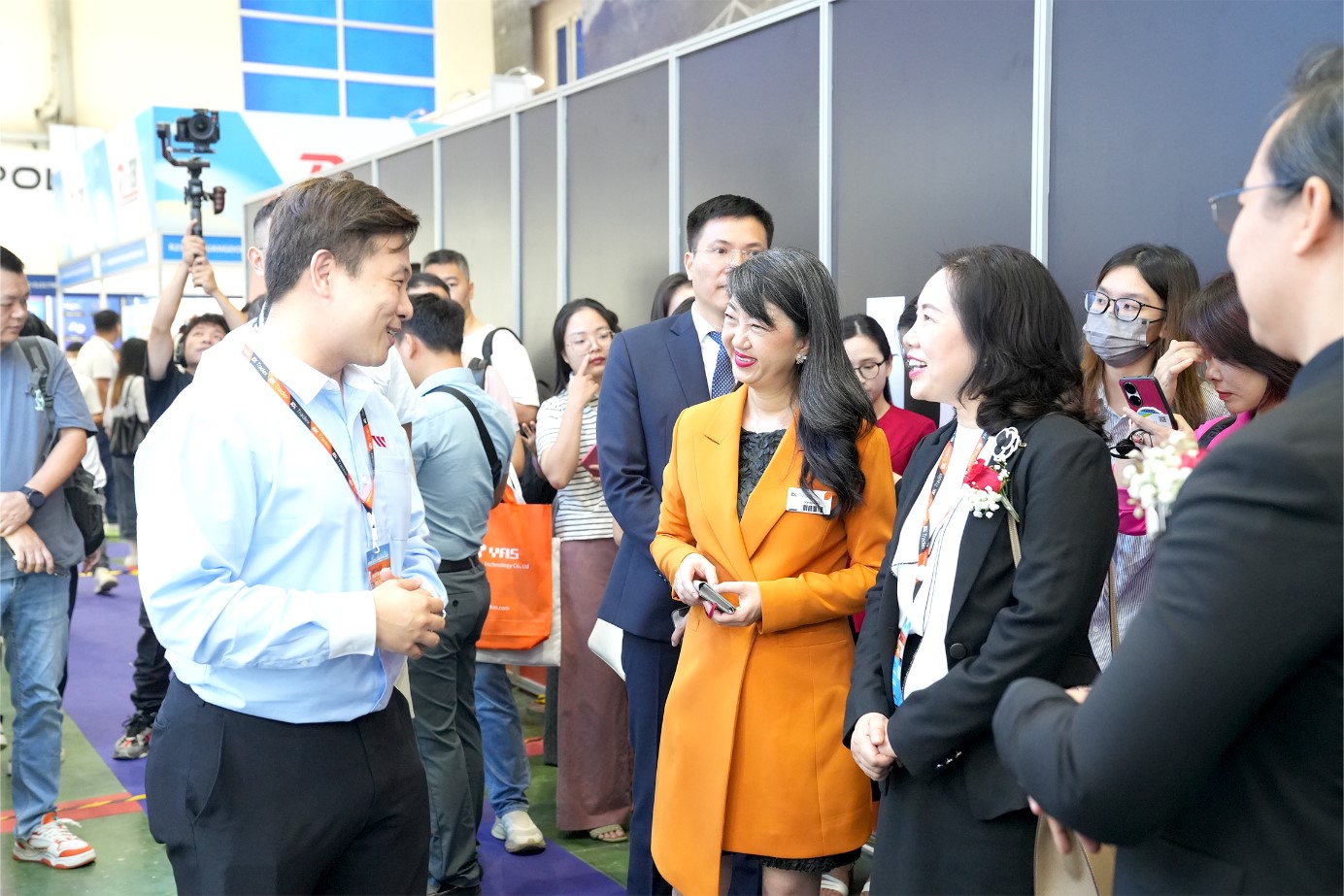 Các đại biểu tham quan triển lãm