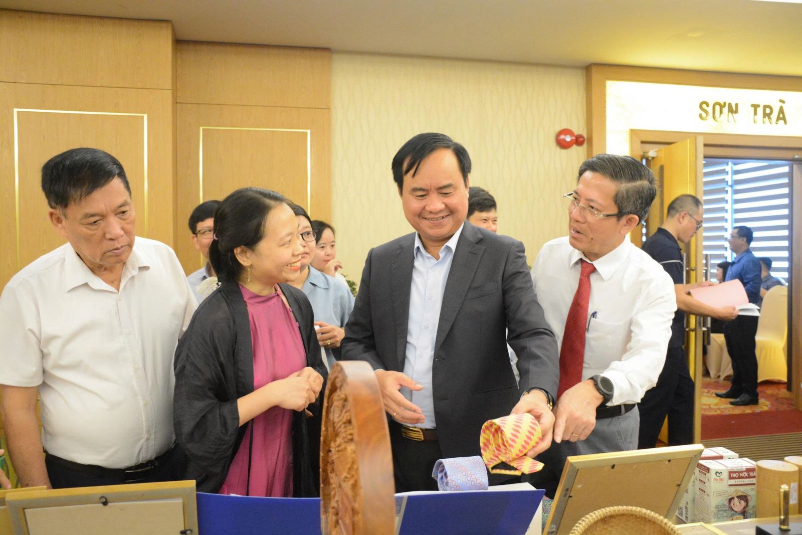 Thứ trưởng Bộ NN&MT Võ Văn Hưng và Phó Chủ tịch UBND TP. Đà Nẵng Trần Nam Hưng tham quan gian hàng trưng bày các sản phẩm làng nghề của Đà Nẵng tại hội nghị