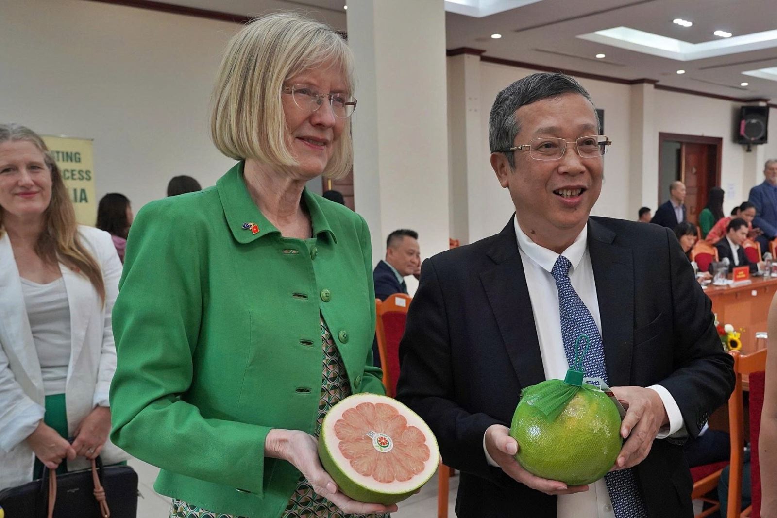 Thứ trưởng Bộ Nông nghiệp và Môi trường Hoàng Trung và Đại sứ Úc Gillian Bird 