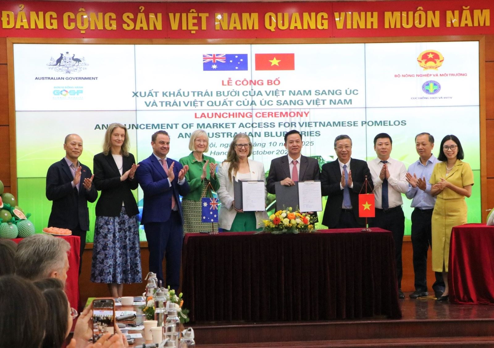 Cục Trồng trọt và BVTV (Bộ NN&MT Việt Nam) cùng Tham tán nông nghiệp Úc tại Việt Nam ký kết và trao tài liệu Operational Work Plan - điều kiện nhập khẩu quả bưởi Việt Nam vào Úc