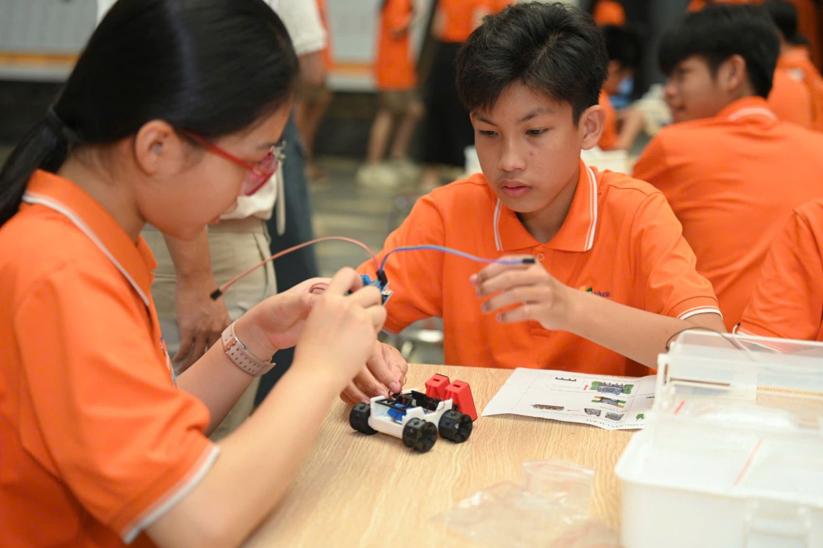 Các em học sinh chăm chú tham dự Hoạt động Sáng tạo Robot