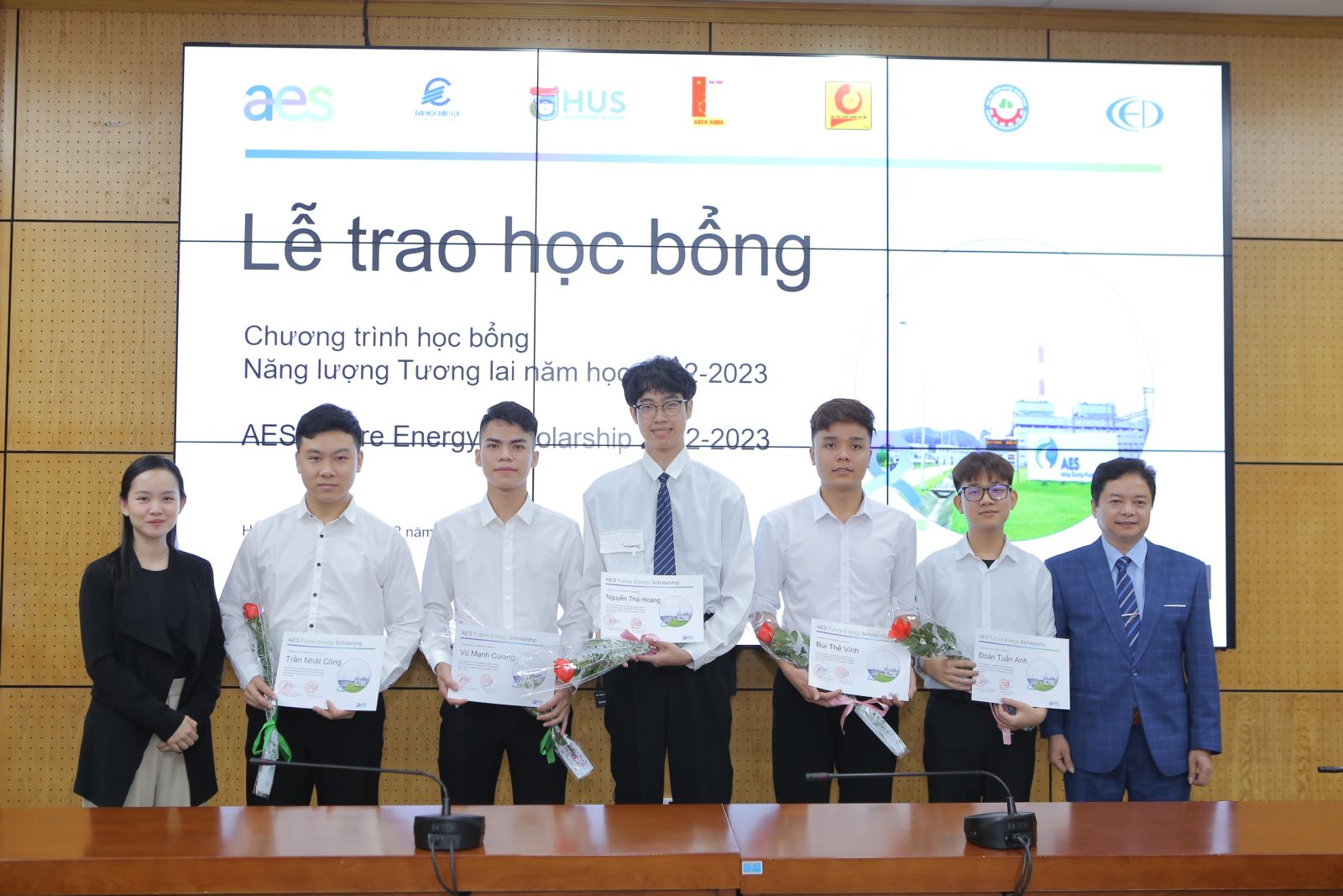 Sinh viên Đại học Công nghiệp Quảng Ninh nhận học bổng Năng lượng Tương lai 2023