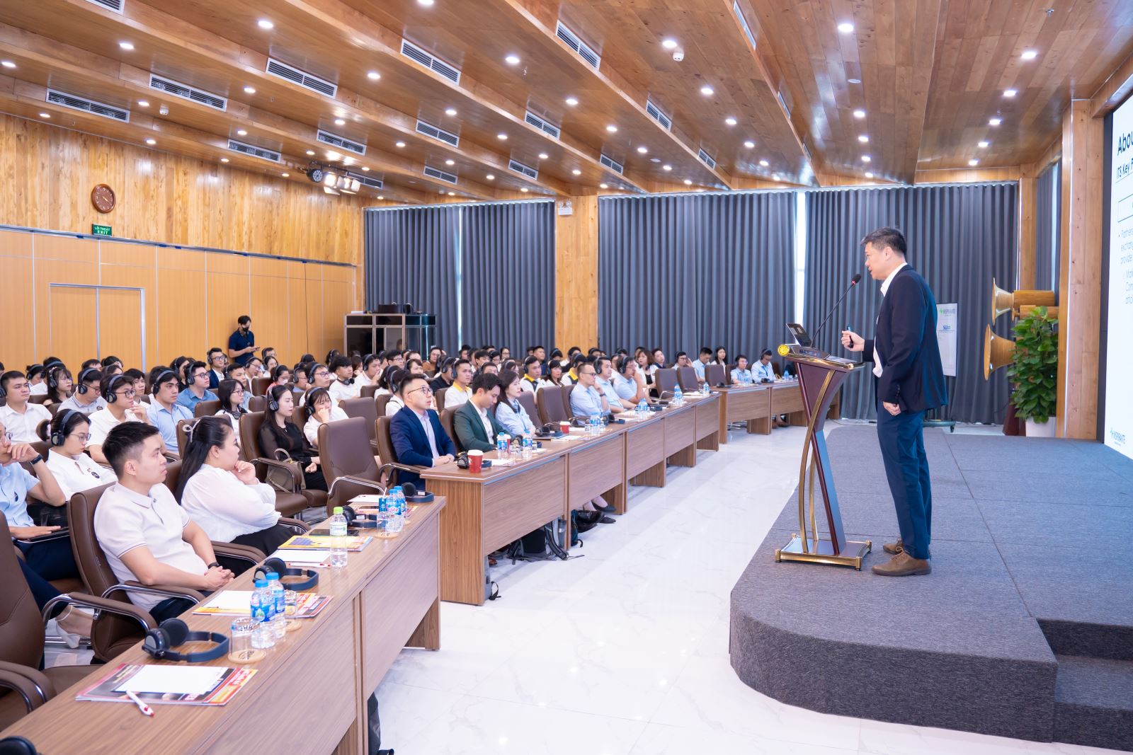 Chương trình tập huấn “Quản trị rủi ro danh mục hàng hóa phái sinh” với diễn giả là các chuyên gia hàng đầu tới từ Singapore