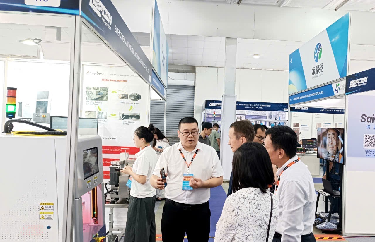 Đại diện các doanh nghiệp tích cực hỗ trợ thông tin sản phẩm cho khách tham quan triển lãm