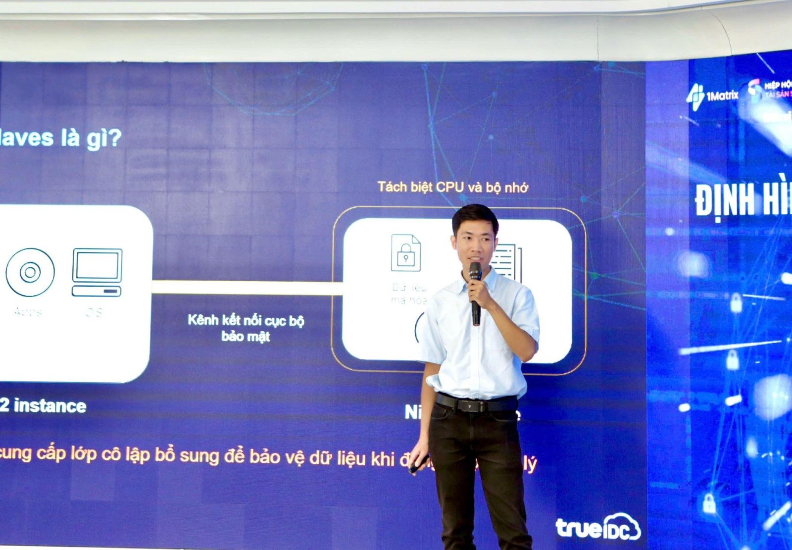 Ông Nguyễn Trung Kiên trình bày các năng lực bảo mật của AWS.