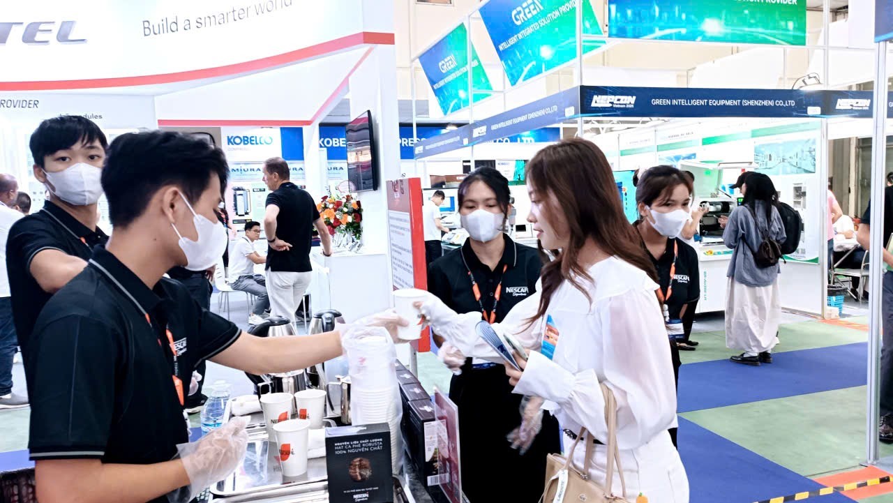 Khách tham quan triển lãm trải nghiệm cà phê của thương hiệu Nestlé