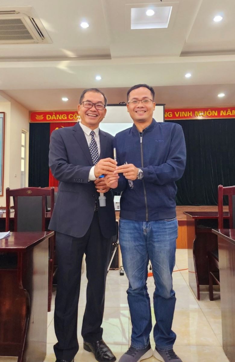 GS.TS Bùi Minh Trung giao lưu với học viên tại lớp học.