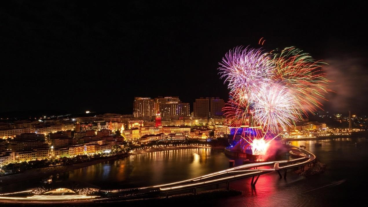 Phú Quốc là hòn đảo duy nhất trên thế giới có show công nghệ kết hợp pháo hoa cả 365  ngày trong năm.