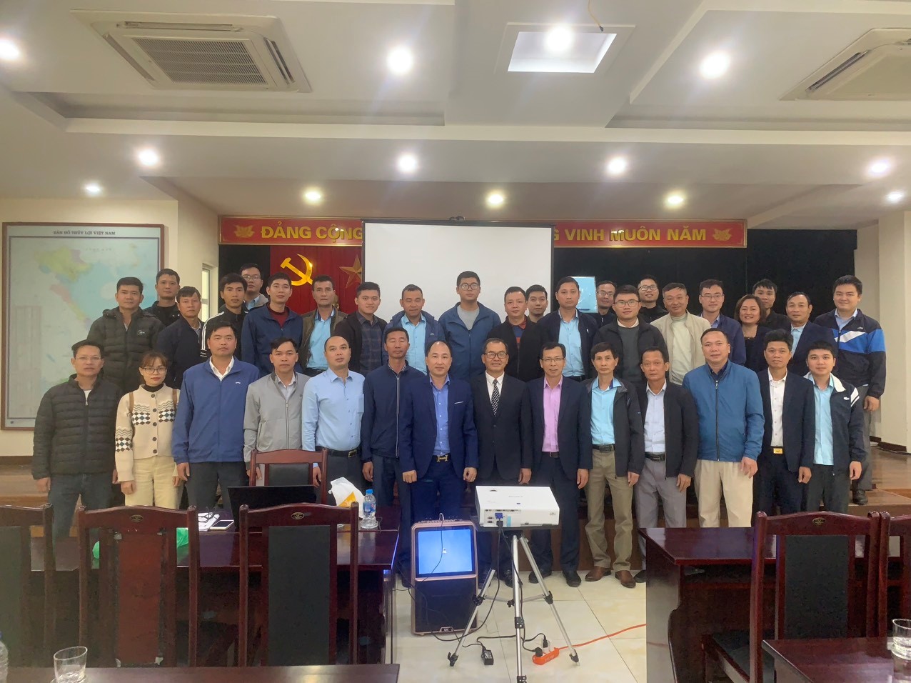 Ban tổ chức lớp học, giảng viên và các học viên chụp hình lưu niệm.