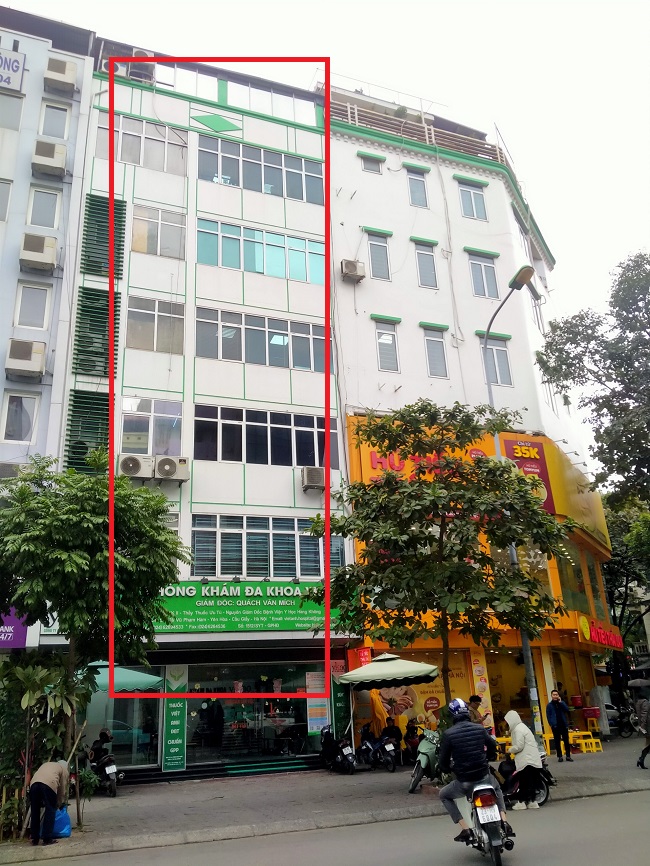 Tòa nhà 138 Vũ Phạm Hàm, Yên Hòa; Các lỗi vi phạm: Đưa công trình vào sử dụng, hoạt động khi chưa có giấy chứng nhận hoặc văn bản thẩm duyệt về phòng cháy và chữa cháy; Đã có quyết định đình chỉ toàn bộ công trình theo Khoản 5 điều 38 với số tiền vi phạm hành chính là 90 triệu đồng vẫn đnag hoạt động.