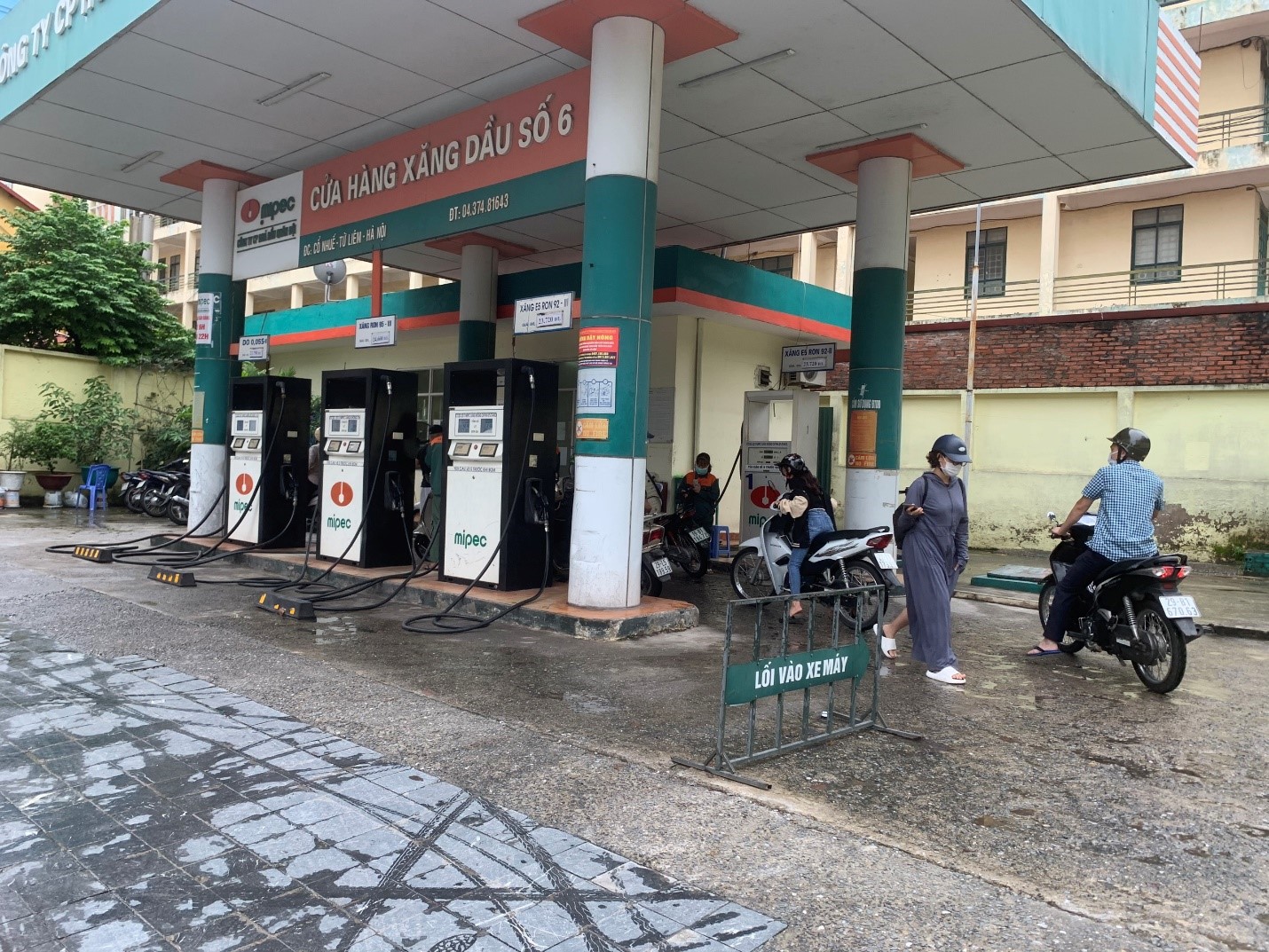 Các cây xăng luôn đảm bảo nguồn cung xăng dầu dịp cuối năm. Ảnh: Trần Hương