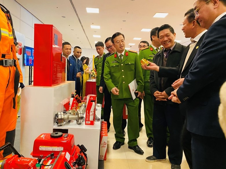   Gian hàng trưng bày thiết bị PCCC và CNCH của S-Tec Vina tại Lễ công bố Hiệp hội Phòng cháy, chữa cháy và cứu nạn, cứu hộ Việt Nam (VFRA) và Hội thảo khoa học với chủ đề “Phát triển công nghiệp PCCC & CNCH tại Việt Nam trong giai đoạn hiện nay” tổ chức sáng 20/12 tại Trung tâm Hội nghị Quốc gia.