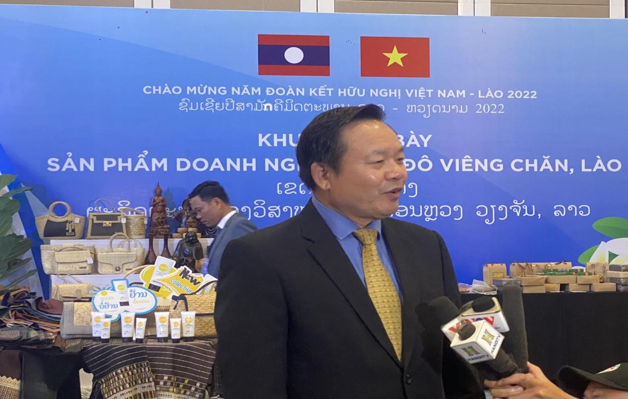 Phó Đô trưởng Thủ đô Viêng Chăn Phouvong Vongkhamsao tại Khu vực trưng bày sản phẩm doanh nghiệp Thủ đô Viêng Chăn, Lào.